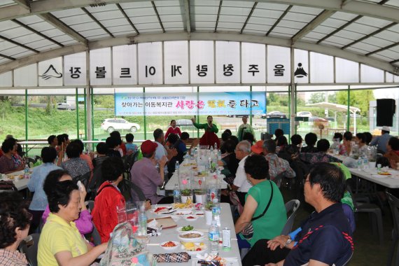 한국수력원자력(주) 새울원자력본부(본부장 이인호)와 남부노인복지관이 27일 청량게이트볼장에서 ‘이동 孝 드림’ 봉사활동을 펼쳤다. 이날 행사에는 울산시 울주군 청량면지역 노인 200여명이 초대돼 즐거운 시간을 보냈다. /사진=새울원자력본부