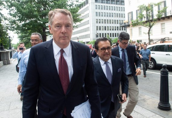 US Trade Representative Robert Lighthizer (L) and Mexican Secretary of Economy Ildefonso Guajardo walk to the White House in Washington, DC, on August 27, 2018(Photo by NICHOLAS KAMM / AFP)<All rights reserved by Yonhap News Agency>