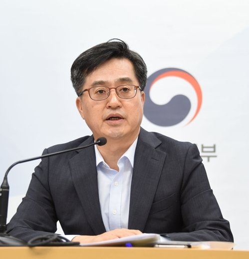 김동연 "여당, 소득주도, 혁신성장 위한 조속한 법안 처리 당부"