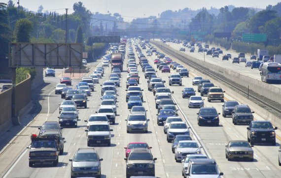 Auto traffic flows in and out of Los Angeles, California, one of the worst traffic-congested cities in the country, on August 28, 2018. - Shares of big US automakers rose on news the US and Mexico reached a deal to update the 25-year North American Free Trade Agreement, pending Congressional approva