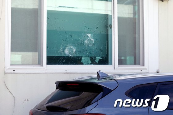 "엽총 쏘고 쇠파이프 휘두르고.."…내년까지 '민원실 안전요원' 배치