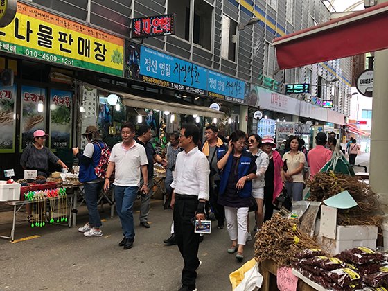 정선 아리랑시장을 찾은 방문객들이 시장을 둘러보고 있다.