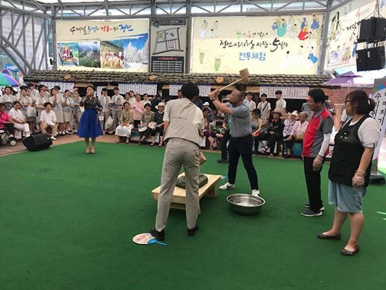 정선 아리랑시장을 찾은 방문객들이 시장 안에 설치된 공연장에서 체험행사를 즐기고 있다.