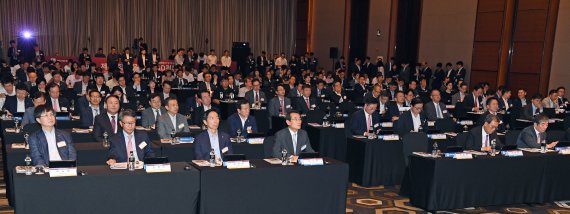 파이낸셜뉴스 주최로 29일 서울 여의도 콘래드호텔에서 열린 제16회 서울국제A&D컨퍼런스에서 참석자들이 강연을 듣고 있다. 행사장을 가득 메운 300여명의 참석자들은 대체투자 및 파생상품의 현재와 미래에 대해 심도 있는 논의를 했다. 사진=김범석 기자