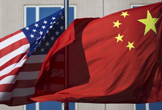 중국 오성홍기(오른쪽)과 미국 성조기.AP연합뉴스