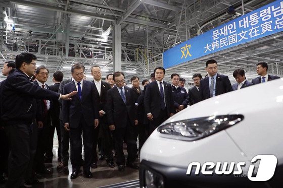 지난 2017년 12월 중국을 국빈방문한 문재인 대통령이 중국 충칭 현대차 공장을 방문해 생산라인을 둘러보고 있다. 뉴스1