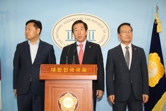 더불어민주당 홍영표, 자유한국당 김성태, 바른미래당 김관영 원내대표가 30일 국회 정론관에서 8월국회 인터넷은행법·상가임대차법 처리 불발 소식을 알리고 있다. 연합뉴스