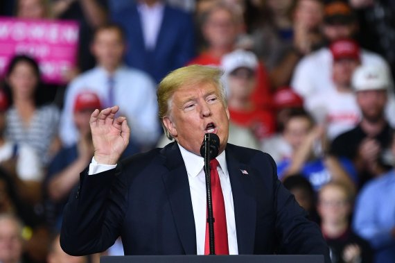 US President Donald Trump speaks during a campaign rally at Ford Center in Evansville, Indiana on August 30, 2018. (Photo by MANDEL NGAN / AFP)<All rights reserved by Yonhap News Agency>
