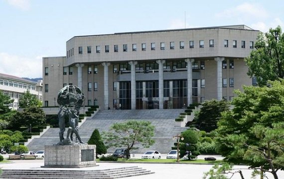 강원대학교는 학내 청소 및 교통용역 근로자들을 정규직으로 전환한다.