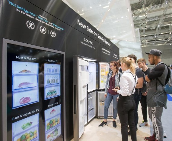 독일 베를린에서 열리고 있는 유럽 최대 가전전시회 IFA 2018에서 관람객들이 삼성전자 양문형 냉장고를 보고 있다.