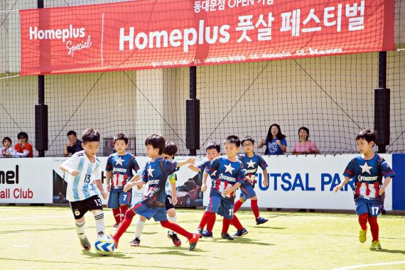 마트 풋살장, 집객효과 '톡톡'..축구 열풍에 年 130만고객 몰린다