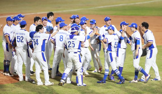 1일 오후 열린 2018 아시안게임 야구 결승 한국과 일본 경기에서 우승이 확정되자 한국 대표팀 선수들이 환호하고 있다. 연합뉴스