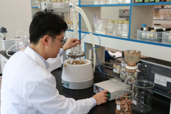 SK바이오랜드 오송 천연물·소재연구소 연구원이 둥글레에서 인체에 효능이 있는 성분을 추출해내는 실험을 진행하고 있다. 오송연구소에는 30여명의 연구인력이 새로운 천연소재를 연구개발하고 있다.