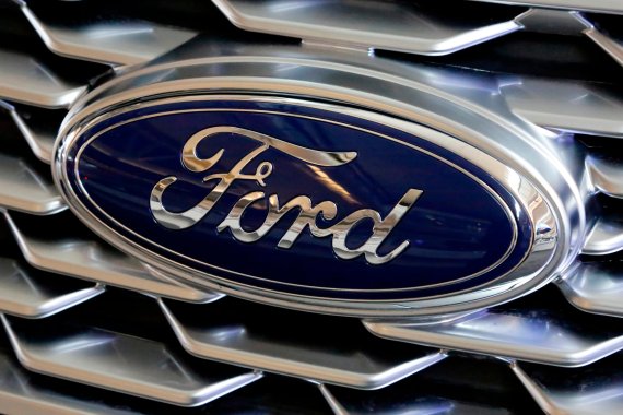 FILE- This Feb. 15, 2018, file photo shows a Ford logo on the grill of a 2018 Ford Explorer on display at the Pittsburgh Auto Show. Ford Motor Co. reports earnings Wednesday, April 25. (AP Photo/Gene J. Puskar, File) <All rights reserved by Yonhap News Agency>