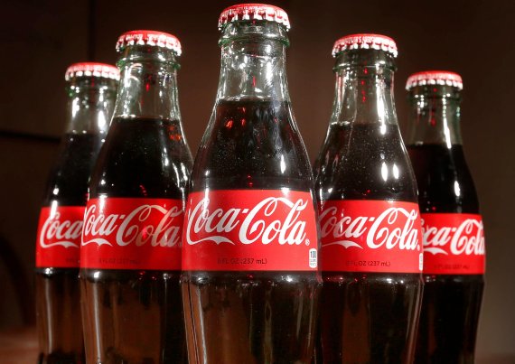FILE- This April 28, 2016, file photo shows bottles of Coca-Cola in Concord, N.H. (AP Photo/Jim Cole, File) <All rights reserved by Yonhap News Agency>