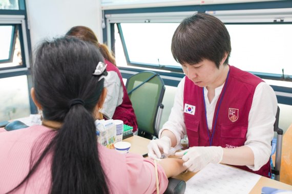 고려대 안산병원 의료진(오른쪽)이 지난 1일 경기 안산 고잔동 옛 단원보건소 1층에서 안산단원경찰서와 진행한 '탈북민 의료지원 행사'에서 검사를 위해 채혈을 하고 있다.