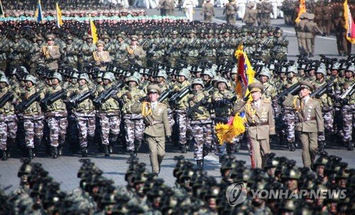 지난 2월 8일 열린 북한 '건군절' 70주년 기념 열병식에서 열병부대가 행진하고 있다.