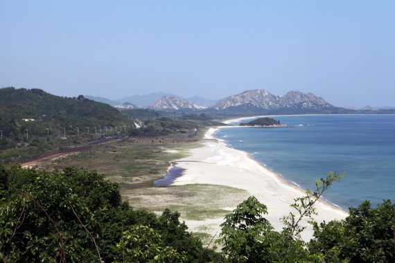 멀리 금강산이 보이는 위치에 자리한 통일전망대.