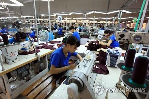 Workers operate at a factory of Dong Xuan knitting company in Hanoi, Vietnam, 07 September 2015. Vietnam expects to earn from garment and textile exports about 27 billion US dollars in 2015, according to reports by Vietnam National Textile and Garment Group.EPA연합뉴스