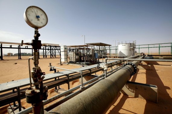 FILE PHOTO: A general view of the El Sharara oilfield, Libya December 3, 2014. REUTERS/Ismail Zitouny/File Photo <All rights reserved by Yonhap News Agency>
