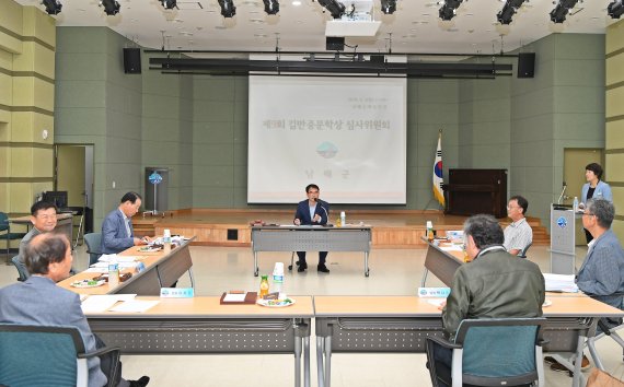 경남 남해군이 지난 3일 남해유배문학관에서 ‘제9회 김만중문학상 심사위원회’를 열고 ‘제9회 김만중 문학상’ 당선작품을 선정했다./사진=남해군