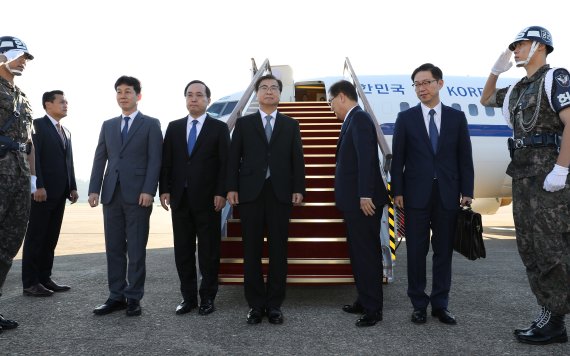 정의용 청와대 국가안보실장(오른쪽 두번째)을 수석대표로 하는 문재인 대통령의 대북 특별사절단이 5일 오전 경기 성남 서울공항을 통해 평양으로 출발하기 위해 공군 2호기에 오르고 있다. 연합뉴스