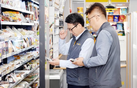 최종환 파주시장 편의점 점주 현장체험. 사진제공=파주시