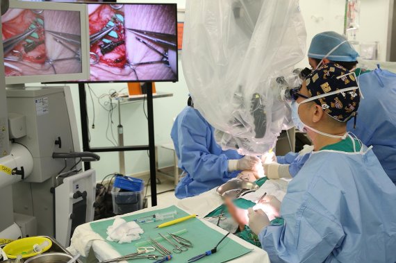 서울아산병원 성형외과 홍준표 교수(검은색 모자)가 림프부종 환자에게 림프정맥문합술을 시행하고 있다.