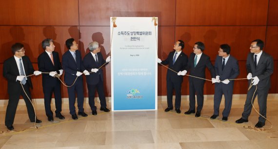 6일 오후 서울 종로구 이마빌딩에서 열린 대통령 직속 정책기획위원회 산하 소득주도성장특별위원회 현판식에서 특위 위원장인 홍장표 전 청와대 경제수석, 김동연 부총리 겸 기획재정부 장관, 장하성 청와대 정책실장, 더불어민주당 홍영표 원내대표 등 참석자들이 제막을 하고 있다. /사진=연합뉴스