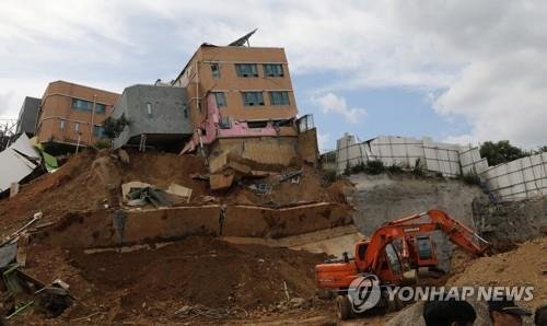 지난 7일 오후 상도동 다세대주택 공사 붕괴현장에서 관계자들이 복구공사를 하고 있다. /사진=연합뉴스