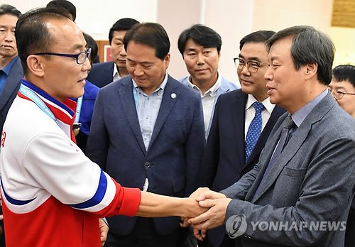 문화체육부 도종환 장관(오른쪽)이 8일 2018 창원세계사격선수권대회가 열리는 경남 창원시 의창구 국제사격장을 찾아 북한 리금평 민족장애인올림픽위원과 악수하고 있다. 도 장관 왼쪽은 허성무 창원시장./사진=연합뉴스