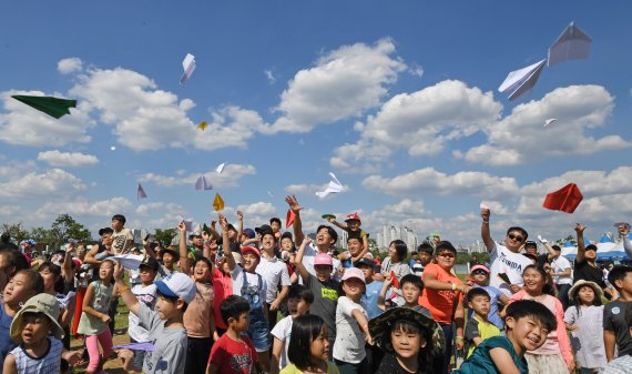 가을 하늘에 날리는 종이 비행기