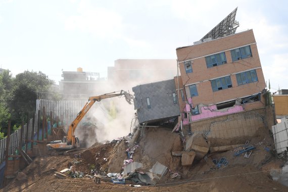 2018년 서울 동작구 상도유치원이 일부 붕괴되는 사고가 난 뒤 철거작업이 진행되는 모습. 사진=김범석 기자
