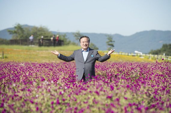 2018 양주 천만송이 천일홍 축제장 속 이성호 양주시장. 사진제공=양주시