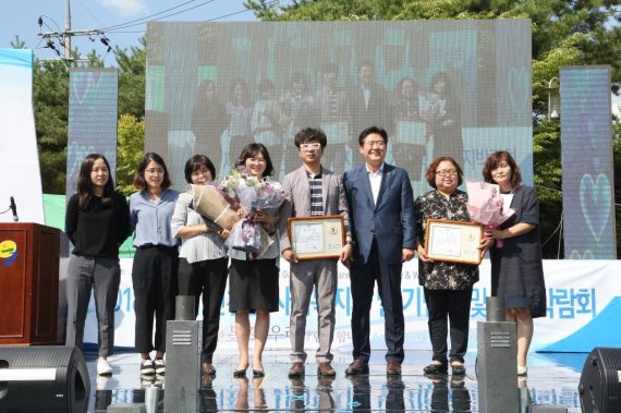 연천군 제8회 사회복지의 날 유공자 표창 기념사진. 사진제공=연천군