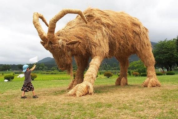 볏짚더미가 예술 작품으로... 日볏짚 아트 축제