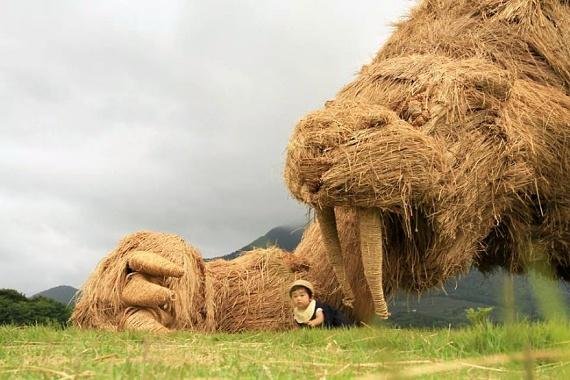 볏짚더미가 예술 작품으로... 日볏짚 아트 축제