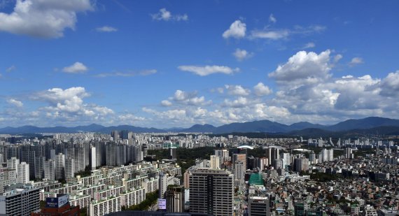 파이낸셜뉴스가 부동산 업계 전문가 6인에게 '추석 이후 서울 주택시장 움직임'을 조사한 결과 치솟던 집값 상승세가 당분간 잠잠해 질 것으로 예상되지만 매물품귀 현상은 지속될 것으로 내다봤다. 서울 송파 잠실의 아파트 단지 일대.