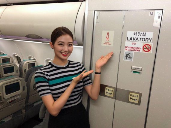 에어서울 승무원이 10일 항공기내에 배치한 여성전용 화장실을 선보이고 있다.