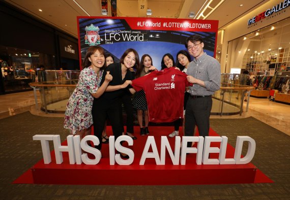 롯데월드몰 1층에 설치된 ‘LFC World’ 포토월에서 인증샷을 찍고 SNS에 공유하면 추첨을 통해 리버풀 공식 유니폼과 머플러 각각 10개를 경품으로 제공한다.