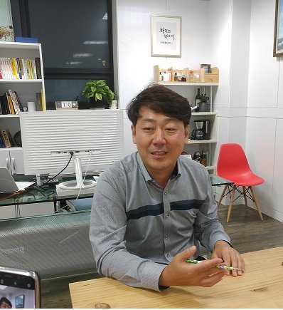 김운철 리얼투데이 대표가 지난 10일 서울 서초구 잠원동 리얼투데이 본사에서 진행된 인터뷰에서 기자의 질문에 답하고 있다. 김 대표는 1998년 부동산 정보업체를 시작으로 20년 이상 업계에 몸담은 전문가다.