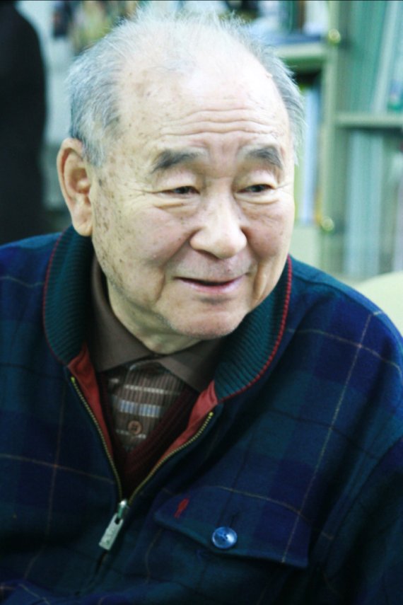 원로배우 김인태 별세 (서울=연합뉴스) 원로배우 김인태가 12일 지병으로 별세했다. 향년 88세. 김인태는 그동안 전립선암, 파킨슨병, 근무력증 등으로 장기간 투병하다 이날 오전 경기도 용인시 기흥구 한 요양병원에서 세상을 떠났다. 사진은 지난 2008년 4월 13일 인터뷰하는 김인태 모습. 2018.9.12 [연합뉴스 자료사진] photo@yna.co.kr (끝) <저작권자(c) 연합뉴스, 무단 전재-재배포 금지> /사진=연합 지면화상