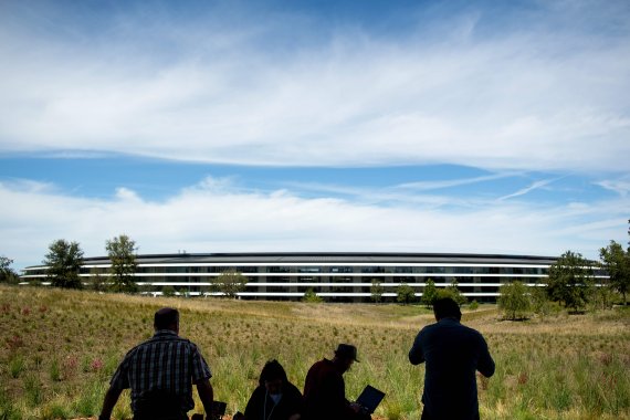 Journalists gather for a product launch event at Apple headquarters in Cupertino, California, on September 12, 2018. (Photo by NOAH BERGER / AFP) /사진=연합 지면외신화상