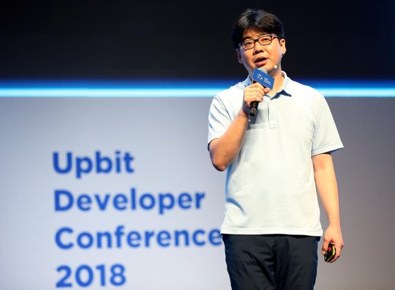 송치형 두나무 이사회 의장이 13일 제주도 제주국제컨벤션센터에서 개막한 '업비트 개발자 컨퍼런스 2018(UDC 2018)'에서 오프닝 기조연설을 하고 있다.