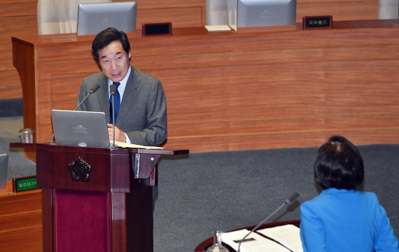 박영선 의원의 질문에 답하는 총리