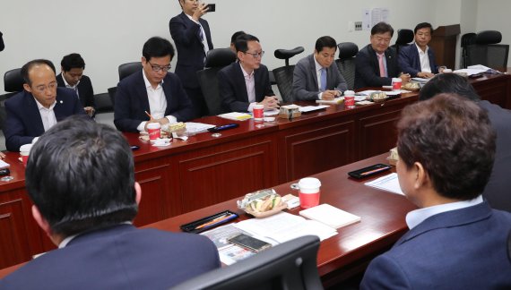 자유한국당 초.재선 의원모임 '통합과 전진'이 13일 국회 의원회관에서 열리고 있다. 연합뉴스