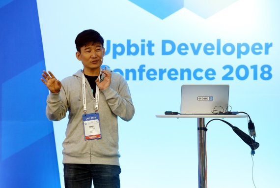 한재선 그라운드X 대표가 13일 제주도 제주국제컨벤션센터에서 열린 블록체인 컨퍼런스 '업비트 개발자 컨퍼런스 2018(UDC 2018)'에서 개발중인 블록체인 플랫폼 '클레이튼'을 소개하고 있다.