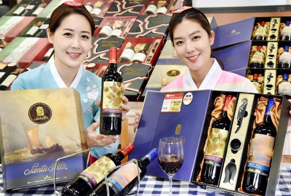 모델들이 14일 서울 등촌동 홈플러스 강서점에서 ‘산타리타 내셔널갤러리’ 와인 세트를 선보이고 있다.