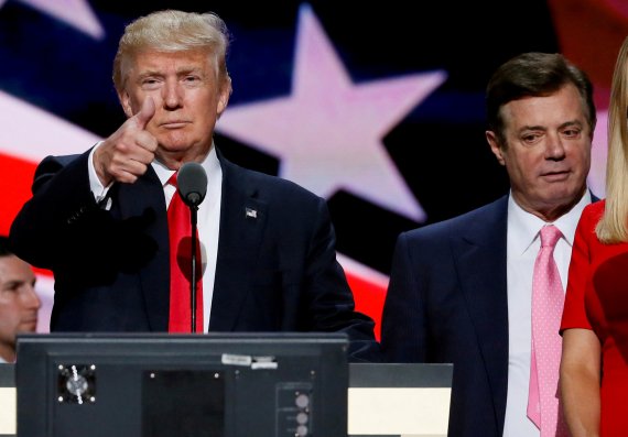 당시 대선 후보였던 도널드 트럼프 미국 대통령(왼쪽) 2016년 7월 21일 미 오하이오주 클리블랜드에서 폴 매너포트 선대본부장과 함께 단상에 올라 엄지를 치켜세우고 있다.로이터연합뉴스