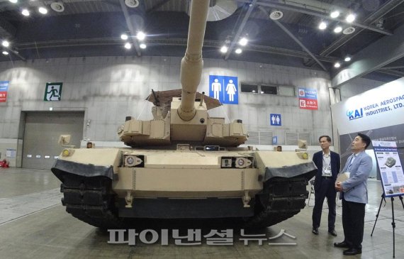 ▲ 일산 킨텍스 'DX KOREA 2018' 전시장에 설치된 현대로템의 사막형 K-2 전차./사진=정용부 기자